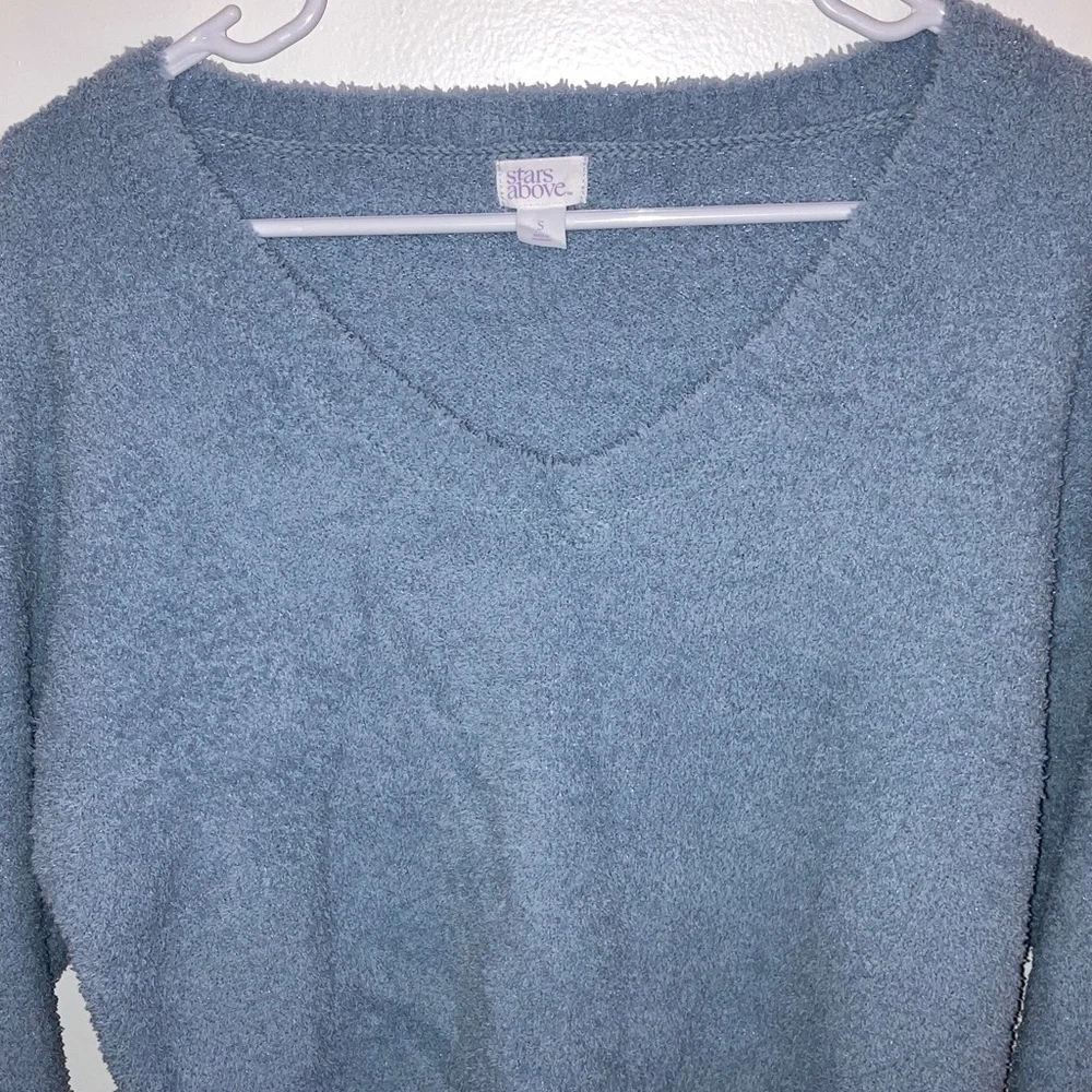 Stars Above - Cozy V-Neck Blue Sweater - Picture 5 of 8